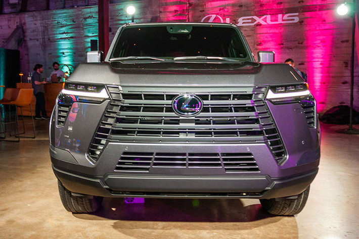 Ở phía sau, Lexus GX 2024 có thiết kế tối giản với điểm nhấn là dải đèn chạy ngang đuôi xe, theo phong cách chung của các mẫu xe Lexus đời mới. Cửa kính sau có thể mở độc lập trong khi cửa cốp đã chuyển sang kết cấu nâng hạ bằng điện thay vì mở sang hai bên như thế hệ cũ.