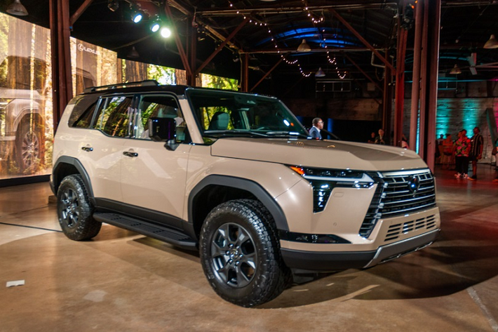 Mẫu SUV hạng sang GX được ra mắt toàn cầu vào hồi đầu tháng 6/2023. Và chỉ sau hơn 2 tuần xuất hiện trên thị trường, Lexus GX 2024 mới đã được một số đại lý nhập khẩu tư nhân ở Việt Nam nhận đặt cọc. Dòng SUV hạng sang này được phân phối 6 phiên bản, bao gồm: Premium, Premium+, Luxury, Luxury+, Overtrail và Overtrail+.