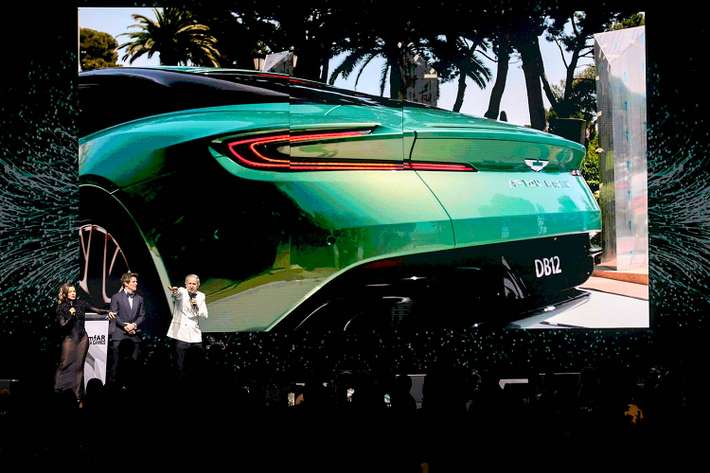 Nếu như trước đây mẫu DB11 vẫn còn được giới thiệu là xe "grand tourer", thì hiện giờ DB12 với hàng loạt cải tiến về hiệu năng vận hành được Aston Martin tự hào tuyên bố là đã đạt đến đẳng cấp "siêu tourer". Càng đáng nể hơn khi DB12 không còn sử dụng động cơ V12 như bản tiền nhiệm, mà chỉ được dùng động cơ V8.