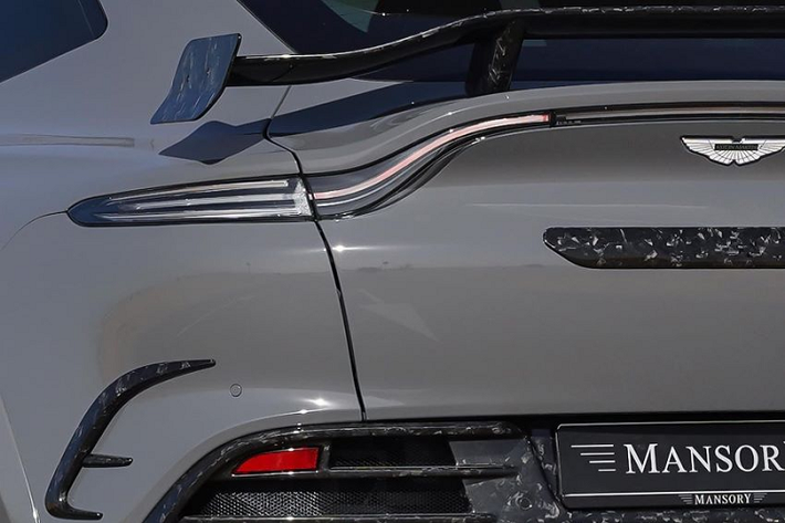 Hệ thống tăng áp mới đã được nâng cấp, kết hợp động cơ V8 dung tích 4.0L và tinh chỉnh ECU cho công suất công suất 800 mã lực và mô-men xoắn gần 1000 mã lực (737 lb-ft); nguyên bản DBX có sức mạnh công suất 550 mã lực và mô-men xoắn 700 Nm.