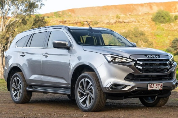 Isuzu Mu-X: 7 xe Cũng chung tình trạng với Mitsubishi Pajero Sport là Isuzu Mu-X khi chỉ ghi nhận 7 xe bàn giao tới khách hàng. Isuzu mu-X ra mắt Việt Nam lần đầu vào tháng 08/2016, trở thành đối thủ của các mẫu xe Hyundai Santa Fe hay Mitsubishi Pajero Sport trong phân khúc SUV 7 chỗ.