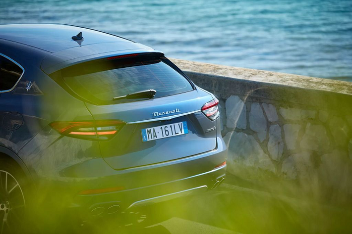 Các đối thủ trong phân khúc SUV cao cấp của Levante Folgore sẽ bao gồm BMW iX, Mercedes-Benz EQS và Audi Q8 e-tron , cũng như Lotus Eletre . Khi xuất hiện vào giữa thập kỷ này, Levante sẽ là sản phẩm cuối cùng trong dòng sản phẩm Folgore của Maserati sau các phiên bản chạy điện của Grecale, GranTurismo, GranCabrio, MC20 và Quattroporte.