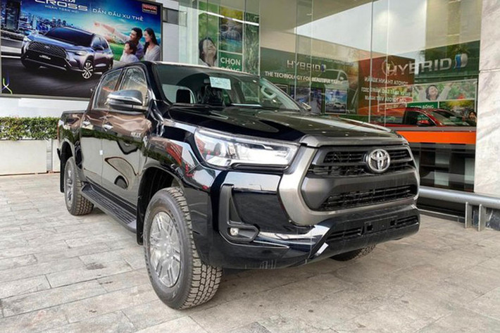 Toyota Hilux 2023 tại Việt Nam sử dụng động cơ dầu diesel 2.4 lít, 4 xi-lanh có công suất 148 mã lực tại 3.400 vòng/phút, mô-men xoắn cực đại 400 Nm tại 1.600 vòng/phút. Động cơ này kết hợp với hộp số tự động 6 cấp. Hilux 2023 có tinh chỉnh mới nhằm đáp ứng tiêu chuẩn khí thải Euro 5. Tuy nhiên, các thông số về sức mạnh động cơ không thay đổi.