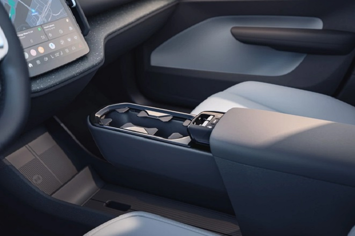 Volvo EX30 sở hữu ngoại hình được vay mượn khá nhiều từ mẫu xe đàn anh EX90 với cụm đèn LED định vị Thor's Hammer và đèn hậu chữ L đặc trưng. Kiểu dáng thân xe và kết cấu cửa của mẫu SUV điện này tương tự XC40, nhưng đường nóc xe theo dạng dốc thoải về phía sau nhiều hơn.