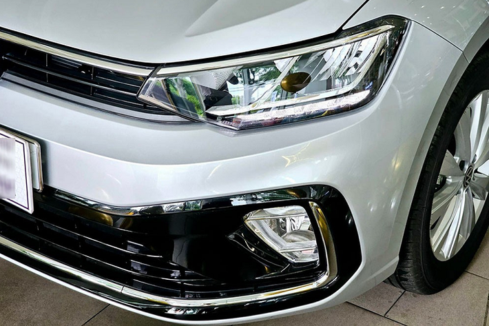 Được phát triển dựa trên cơ sở gầm bệ MQB-A0-IN giống Volkswagen T-Cross, Virtus dài 4.561 mm, rộng 1.752 mm, cao 1.507 mm trong khi chiều dài cơ sở đạt 2.651 mm. So với những đối thủ cùng phân khúc, xe có kích thước nhỉnh hơn.