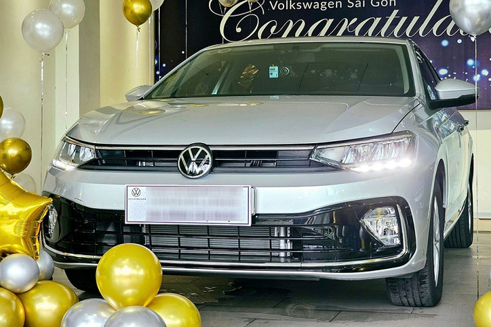 Chưa hết, đại lý này còn khuyến mại 100% lệ phí đăng ký biển số và tặng bảo hiểm thân vỏ cho khách hàng mua Volkswagen Virtus. Đại lý khẳng định tổng giá trị khuyến mại dành cho xe lên đến 200 triệu đồng. Có thể chương trình ưu đãi lớn đã giúp mẫu sedan hạng B bắt đầu có khách.