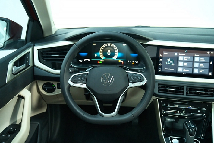 Trang bị ngoại thất của Volkswagen Virtus cũng khá nổi trội trong phân khúc với đèn pha LED, tích hợp dải đèn LED định vị ban ngày, đèn sương mù trước, vành 16 inch, gương chiếu hậu gập điện/tích hợp đèn xi-nhan, đèn hậu LED, anten vây cá trên nóc và cửa sổ trời. Ở bản cao cấp, đèn pha của xe sẽ có thêm tính năng tự động bật/tắt và chờ dẫn đường.