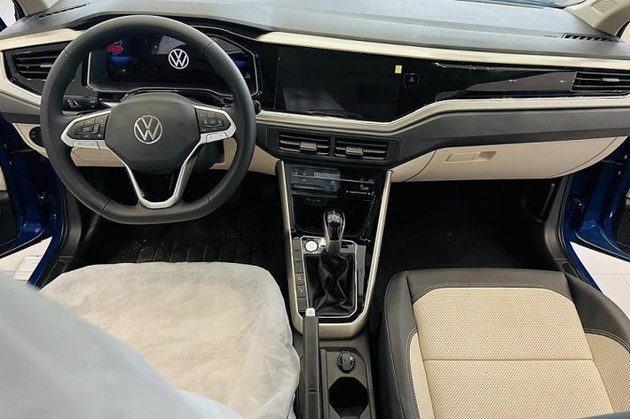 Nhờ kích thước lớn nên Volkswagen Virtus sở hữu nội thất khá rộng rãi. Ngoài ra, trang bị nội thất của mẫu sedan hạng B tiền tỷ này cũng tương đối hiện đại so với các đối thủ cùng phân khúc khi có ghế bọc da với lỗ thông hơi, ghế lái chỉnh điện 6 hướng, ghế sau điều chỉnh độ nghiêng/gập 60:40, vô lăng vát đáy thể thao, tích hợp phím chức năng/lẫy chuyển số và bảng đồng hồ kỹ thuật số 8 inch có thể điều chỉnh/thay đổi giao diện.