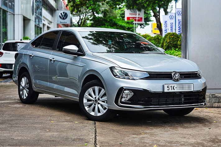 Tuy nhiên, trang bị an toàn của Virtus lại khá cơ bản với 2 - 6 túi khí, hệ thống cân bằng điện tử ESC, hệ thống kiểm soát hành trình, hệ thống chống trượt khi tăng tốc ASR, hệ thống hỗ trợ trả lái thông minh DSR, hệ thống kiểm soát lực kéo EDTC, hệ thống kiểm soát kiểm soát cự ly đỗ xe PDC phía sau kết hợp với camera lùi, khóa vi sai điện tử EDL, cảnh báo áp suất lốp TPMS và hỗ trợ khởi hành ngang dốc HAS.