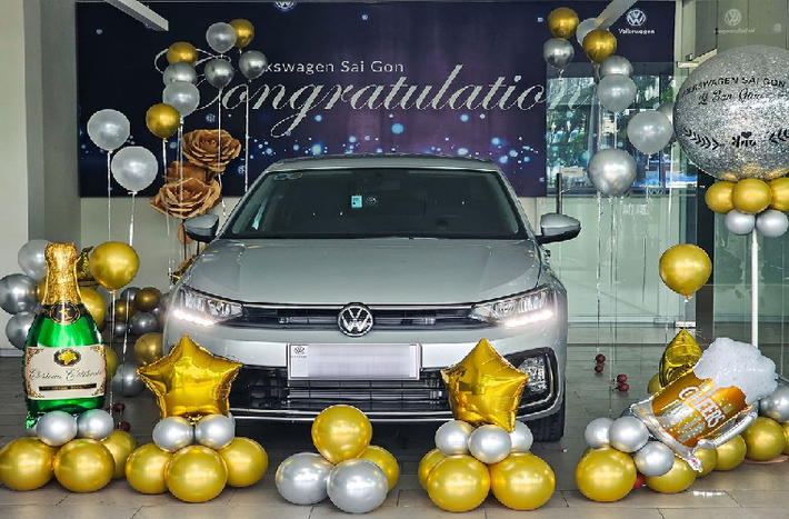 Volkswagen Virtus tại Việt Nam ra mắt tháng 3/2023. Mãi đến nay, mới có khách hàng đầu tiên mua mẫu xe này. Chiếc xe đã được bàn giao cho một khách hàng ở khu vực Tp. HCM. Sở dĩ Volkswagen Virtus mất 4 tháng mới có thể tìm thấy người mua đầu tiên vì xe có giá quá cao. Ở Việt Nam, mẫu xe này có 2 phiên bản là Elegance và Luxury với giá tương ứng 949 triệu đồng và 1,069 tỷ đồng.