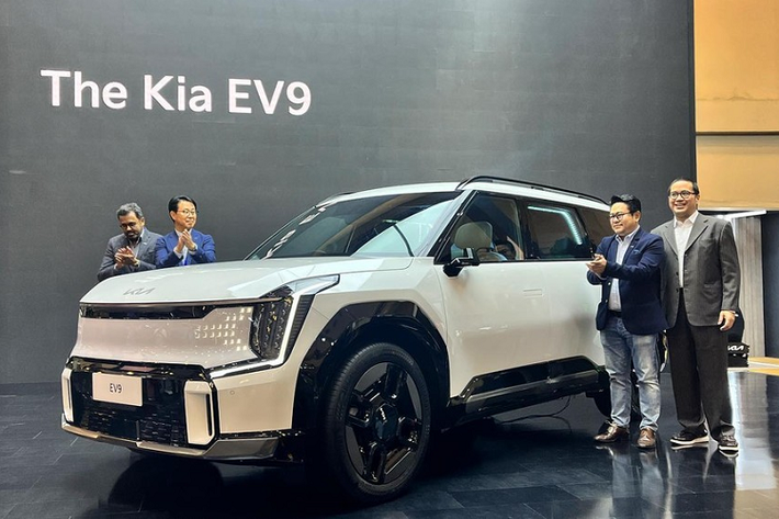 Tại triển lãm Ô tô Quốc tế Gaikindo Indonesia (GIIAS) 2023 hiện đang diễn ra, hãng Kia đã mang mẫu SUV thuần điện cỡ lớn EV9 đến trưng bày và giới thiệu. Đây chính là thị trường Đông Nam Á đầu tiên đón nhận mẫu xe Kia EV9 GT-Line 2024 chạy điện mới này.