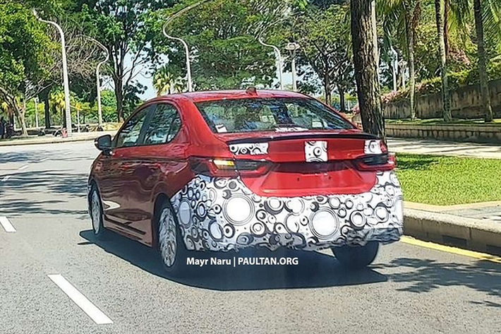 Khi chạy trên đường phố Malaysia, chiếc xe sedan Honda City 2023 mới này đã được ngụy trang ở một vài khu vực như cản sau và vành la-zăng. Đương nhiên là logo hãng và tên xe trên cửa cốp sau cũng bị che.