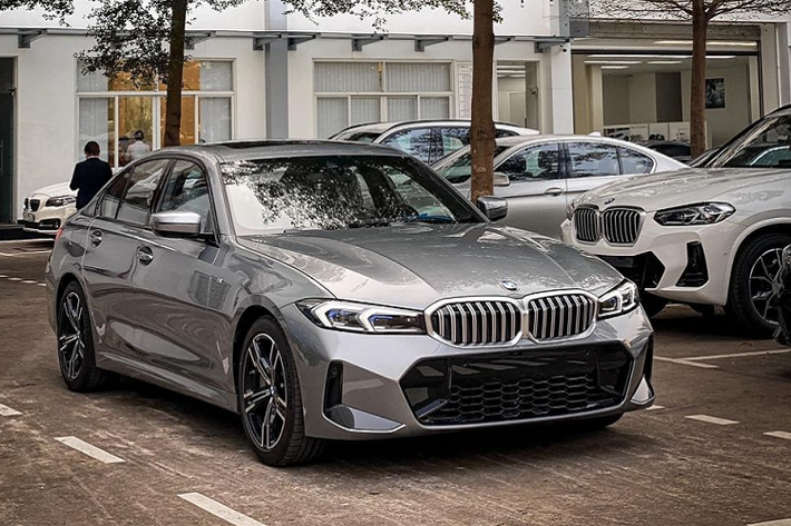 Phiên bản nâng cấp giữa vòng đời của BMW 3-Series 2023 mới đã ra mắt thị trường quốc tế từ tháng 5 năm ngoái với một số thay đổi về thiết kế và nâng cấp trang bị. Và mới đây, mẫu xe sedan hạng sang này đã chính thức có mặt tại Việt Nam.