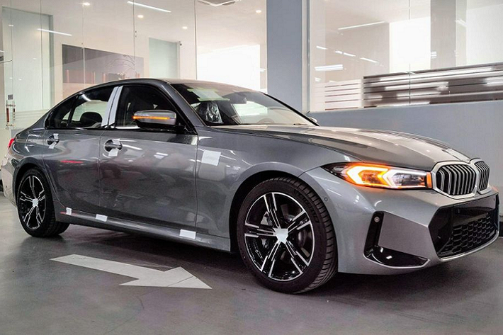 Về Việt Nam, bản BMW 330i M Sport 2023 cao cấp cũng có một số chi tiết mới được bổ sung so với bản cũ. Theo đó, mẫu sedan hạng sang này được trang bị lưới tản nhiệt mới, cụm đèn pha với thiết kế gọn gàng hơn, đi kèm 2 dải đèn LED định vị ban ngày hình chữ "L" bên trong. Ngoài ra, bộ mâm trên xe cũng có thiết kế mới.