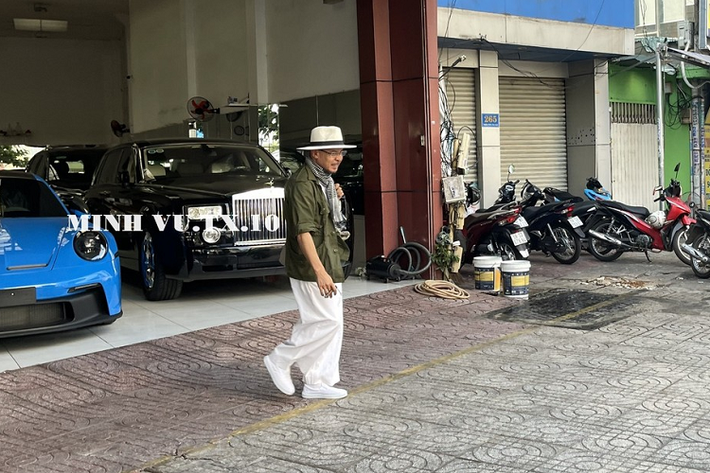 Trong bộ sưu tập xe hơn 500 chiếc của mình, ông Đặng Lê Nguyên Vũ đã âm thầm sưu tập hơn 10 chiếc xe thể thao, siêu xe hiệu suất cao của hãng Mercedes-Benz như 4 chiếc SLS AMG với 2 xe tiêu chuẩn, 1 bản mui trần và xe còn lại thuộc bản giới hạn, tiếp đến là 1 dàn xe Mercedes-AMG GT hàng hiếm từ GTS Edition đến GT R và còn có GT R Pro.