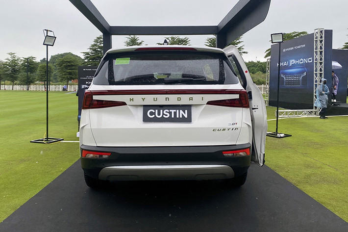 Hyundai Custin sở hữu kích thước nằm giữa Toyota Innova Cross và Kia Carnival. Cụ thể, kích thước dài x rộng x cao của mẫu MPV này lần lượt là 4.950 x 1.850 x 1.734 mm và chiều dài cơ sở 3.055 mm. Xe được định vị dưới Hyundai Staria và xếp trên Stargazer.