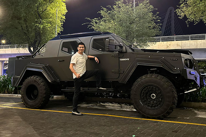 Bên dưới mui xe của chiếc bán tải Terradyne Gurkha khủng long này sẽ được trang bị khối động cơ V8, dung tích 6,7 lít, công suất 330 mã lực và mô-men xoắn cực đại hơn 1.000 Nm. Mức giá xe Terradyne Gurkha hiện vẫn là một ẩn số, chiếc xe hiện đang được đeo biển số Campuchia ở TP HCM.