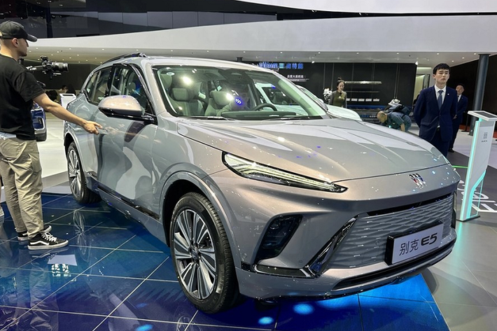Tại triển lãm ô tô Thượng Hải 2023, liên doanh giữa General Motors Company của Mỹ và SAIC Motor của Trung Quốc đã cho trưng bày chiếc xe điện Buick Electra E5 2023 mới với thiết kế vô cùng bắt mắt, nội thất ngập tràn công nghệ và giá bán được đánh giá có thể dễ dàng tiếp cận.