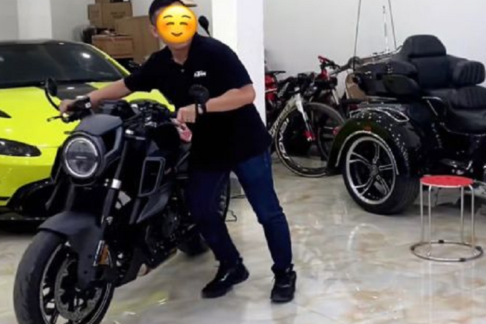 Bên cạnh đó là các khe hút gió bằng sợi carbon và đèn pha hình tròn mang tới diện mạo hoàn toàn mới cho chiếc Super Duke. Brabus còn trang bị cho 1300 R tấm ốp đèn pha và đuôi xe làm từ sợi carbon. Bình xăng cũng được trang trí nhiều chi tiết bằng sợi carbon, trong khi dung tích vẫn giữ ở mức 16 lít như Super Duke EVO.