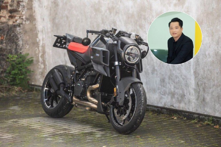 Mới đây, trên mạng xã hội xuất hiện thông tin về việc chiếc siêu môtô phiên bản giới hạn KTM Brabus 1300 R màu độc chỉ được sản xuất 154 xe trên toàn thế giới đã được vợ chồng đại gia Hoàng Kim Khánh mang về garage, điều này cho thấy, không chỉ siêu xe đắt tiền, dân chơi đến từ Hải Dương cũng rất chịu chi cho đam mê xe phân khối lớn. 