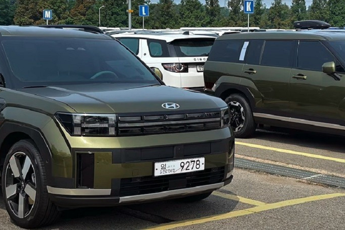Như thông tin đã đưa, ở thế hệ thứ 5, Hyundai SantaFe đã lột xác hoàn toàn về mặt thiết kế. Mẫu SUV hạng trung này được tạo hình theo hơi hướng đồ sộ và vuông vức, gợi liên tưởng đến xe sang Anh quốc Land Rover Defender. Điểm nhấn đáng chú ý nhất ở ngoại thất của Hyundai SantaFe 2024 là những chi tiết được tạo hình chữ "H" như đèn LED định vị ban ngày kiêm đèn báo rẽ, cản trước và đèn hậu.