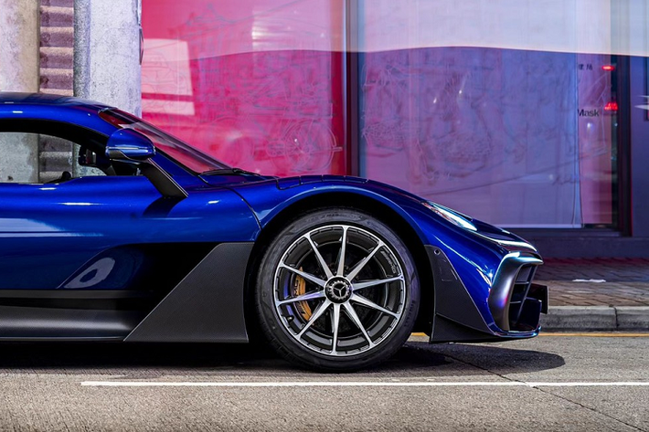 Mãi đến nay, mới có chiếc xe Mercedes-AMG One đầu tiên hạ lốp ở châu Á, hình ảnh chụp lại cho thấy, chiếc siêu xe triệu đô Mercedes-AMG One này mang màu xanh dương cùng sọc trắng đẹp mắt và xuất hiện trên 1 con phố ở Hồng Kông.