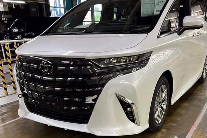 Theo tin đồn, Toyota Alphard 2024 mới đã bắt đầu được sản xuất tại nhà máy ở Nhật Bản. Tin đồn này có vẻ đúng sự thật khi những hình ảnh chụp mẫu xe này tại nhà máy được lan truyền trên mạng. Đúng như những hình ảnh rò rỉ trước đó, Alphard 2024 được trang bị hệ thống đèn 2 tầng trên đầu xe.