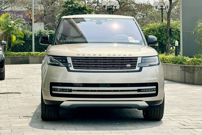 Sau bán đi chiếc SUV hạng sang Mercedes-AMG G63 mua chính hãng 3 năm trước gây xôn xao mạng xã hội. Người mua lại chiếc xe Mercedes-AMG G63 của vợ chồng Đàm Thu Trang còn tiết lộ, tay chơi xe phố núi Cường Đô la tậu Range Rover bản SV chính hãng tại Việt Nam tặng vợ, chiếc xe hiện nay trên 16,8 đến 25 tỷ đồng.