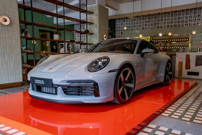 Trong năm 2023 này, ngoài 2 bom tấn McLaren Elva do Minh Nhựa đặt mua và siêu phẩm Aston Martin Valhalla được dự kiến bàn giao cho ông Đặng Lê Nguyên Vũ chậm nhất tháng 10 thì còn có 2 chiếc xe thể thao giới hạn. Đó chính là Porsche 911 Sport Classic 2023 mới sẽ xuất hiện thông qua đơn đặt hàng của Cường Đô la và "Qua" Vũ.
