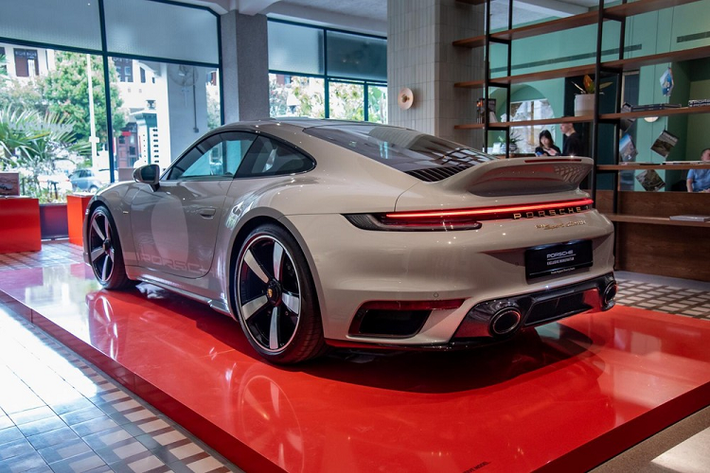 Không có nhiều thông tin về việc sẽ có bao nhiêu chiếc Porsche 911 Sport Classic 2023 sẽ dành cho các đại gia ở đảo quốc sư tử này trong tổng số 1.250 chiếc được sản xuất trên toàn cầu. Chỉ biết rằng, giá xe Porsche 911 Sport Classic 2023 từ 1,5 triệu đô la Singapore, tương đương 26 tỷ đồng.