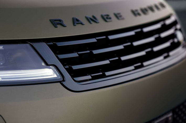 Range Rover Sport SV 2024 được tinh chỉnh về mặt ngoại thất nhằm đem lại hiệu quả khí động học tốt hơn với lưới tản nhiệt mới, hai bên thân góc cạnh hơn, cản sau với 4 ống xả chia đều 2 cặp kiểu tròn.