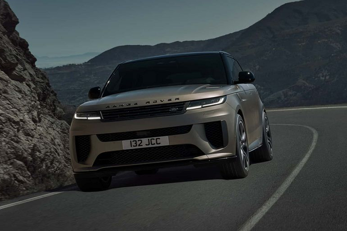 Được định vị là SUV hiệu suất cao thế nhưng từ trước đến nay Range Rover Sport không được đánh giá cao về sức mạnh bởi khối động cơ chỉ tương tự như dòng Range Rover tiêu chuẩn. Tuy nhiên, nhận định trên đã không còn đúng đối với phiên bản Range Rover Sport SV 2024 mới vừa được ra mắt. Với khối động cơ mới, mẫu SUV này đã trở thành dòng xe mạnh nhất trong lịch sử của Land Rover.