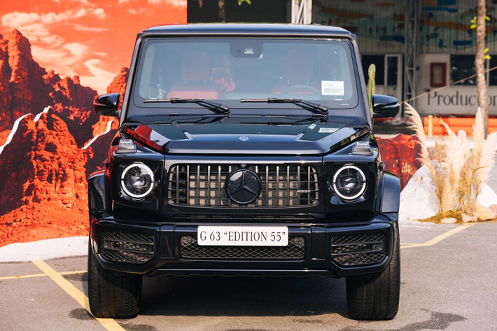 So với bản thường, Mercedes-AMG G63 Edition 55 không có khác biệt nhiều về thiết kế. Xe được trang bị gói AMG Night Package với nhiều chi tiết được sơn đen bóng ở phần ngoại thất, đèn chiếu sáng trước vẫn có công nghệ LED Multibeam.