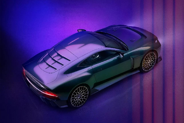 Ông Lawrence Stroll, Chủ tịch điều hành Aston Martin cho biết: “Valour là sự tôn vinh niềm đam mê lái xe và di sản phi thường của Aston Martin, đồng thời cũng đại diện cho sự trở lại đầy sôi động ở thời kỳ hiện đại này. Một biểu tượng thực thụ, kết hợp những đặc điểm cổ điển với kỹ nghệ chế tác đương thời, Valour nắm bắt được bản chất của sự phấn khích và độc quyền đã định nghĩa nên thương hiệu Aston Martin.”