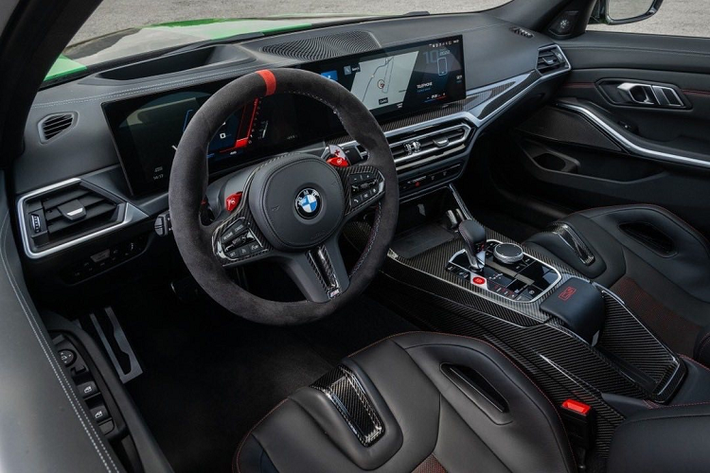 Điểm khác biệt lớn nhất tại không gian nội thất giữa M4 CSL và M3 CS là bảng đồng hồ taplo kỹ thuật số và màn hình trung tâm có kích thước lần lượt là 12.3 inch và 14.9 inch.