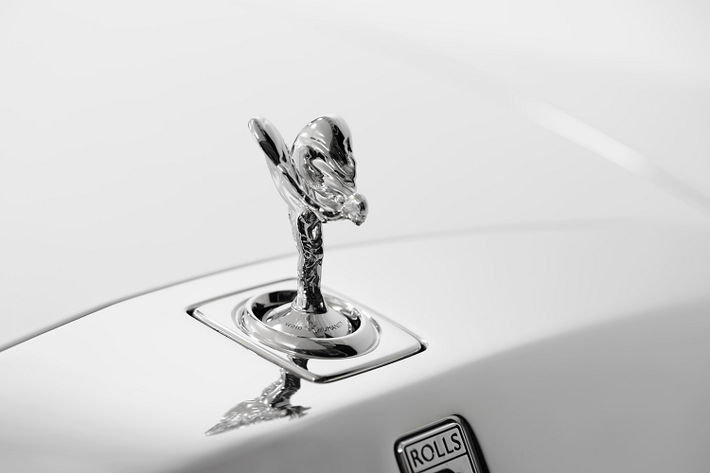 Quả thực, Spirit of Ecstasy là hiện thân cho vẻ đẹp trẻ mãi không già: ngoại hình giờ đây của logo này gần giống với các bản vẽ ban đầu của bức tượng do chính cha đẻ của nó - họa sĩ minh họa và nhà điêu khắc Charles Sykes - thực hiện vào năm 1911.