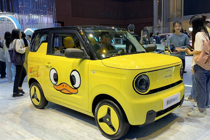 Về thời lượng pin, Panda Mini Little Yellow Duck Limited Edition được trang bị động cơ đồng bộ nam châm vĩnh cửu hiệu suất cao, giúp xe có thể di chuyển quãng đường dài lên đến 200 km trong 1 lần sạc đầy pin, theo chu trình thử nghiệm CLTC của Trung Quốc. Tính năng sạc nhanh DC 22kW có thể giúp xe sạc từ 30% lên 80% chỉ trong 30 phút.