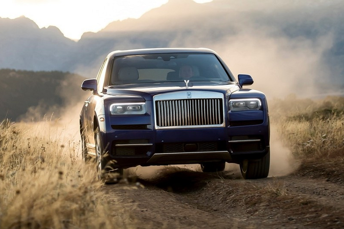 Kể từ khi Bentley ra mắt chiếc xe SUV siêu sang đầu tiên của mình vào năm 2015, mang tên gọi Bentayga, giới mê xe rất mong chờ đối thủ của họ - hãng xe sang Rolls-Royce đình đám - sẽ có màn đáp trả, nhưng phải đến 3 năm sau, hãng xe với logo thiếu phụ bay trên mũi xe, có thể thụt xuống khi xuất hiện lực đủ mạnh tác động vào, mới chịu ra mắt chiếc xe mà họ gọi là xe siêu sang gầm cao, không muốn mọi người nhìn nhận là SUV siêu sang, để so sánh với Bentayga.