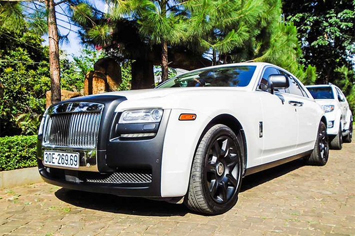Rolls-Royce Cullinan chính là khối động cơ V12, tăng áp kép, dung tích 6.75 lít, sản sinh công suất tối đa 563 mã lực và mô-men xoắn cực đại 850 Nm. Động cơ đi kèm với hộp số tự động ZF 8 cấp có tích hợp bộ trợ giúp định vị vệ tinh SAT nên việc sang số rất nhẹ nhàng, hệ dẫn động 4 bánh toàn thời gian và đánh lái 4 bánh hoàn toàn mới. Rolls-Royce Cullinan có tốc độ tối đa được giới hạn 250 km/h.