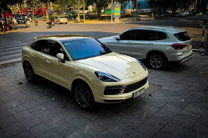Phiên bản SUV lai Coupe này xuất hiện lần đầu vào tháng 3/2019 với phong cách sang trọng, thời thượng và thể thao hơn nguyên mẫu. Nhờ vậy, Porsche Cayenne Coupe hạng sang này nhanh chóng trở thành lựa chọn của khách hàng dần thay thế vị trí của phiên bản SUV thông thường.