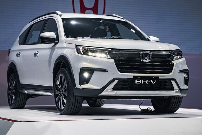 Honda BR-V và CR-V 2023 Honda CR-V thế hệ mới đã lần đầu tiên ra mắt vào giữa năm ngoái. Trong thời gian qua, mẫu SUV cỡ C này đã liên tục chạy thử tại Thái Lan và được đăng ký bảo hộ kiểu dáng công nghiệp ở Indonesia. Do đó, không có gì bất ngờ khi Honda CR-V 2023 sẽ sớm ra mắt Việt Nam trong năm nay. Hiện mẫu xe này cũng đang được cả hãng lẫn đại lý khuyến mãi mạnh, lên đến gần 200 triệu đồng.
