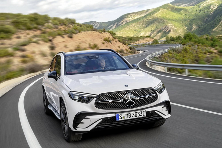 Loạt xe Mercedes-Benz Vào nửa cuối năm nay, Mercedes-Benz GLC thế hệ mới dự kiến sẽ ra mắt thị trường Việt Nam. Đây là mẫu SUV hạng sang đã trình làng tại thị trường nước ngoài vào hồi tháng 6 năm ngoái.