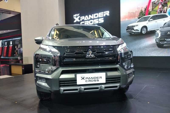 Mitsubishi Xpander Cross và XFC 2023 Vào hồi tháng 11 năm ngoái, Mitsubishi Xpander Cross nâng cấp đã được đăng ký bảo hộ kiểu dáng công nghiệp tại Việt Nam. Điều này chứng tỏ xe sẽ sớm được ra mắt tại Việt Nam trong năm nay, rất có thể là ngay sau Tết Nguyên đán. Ở phiên bản mới, Mitsubishi Xpander Cross 2023 được nâng cấp về thiết kế và trang bị tương tự Xpander mới.