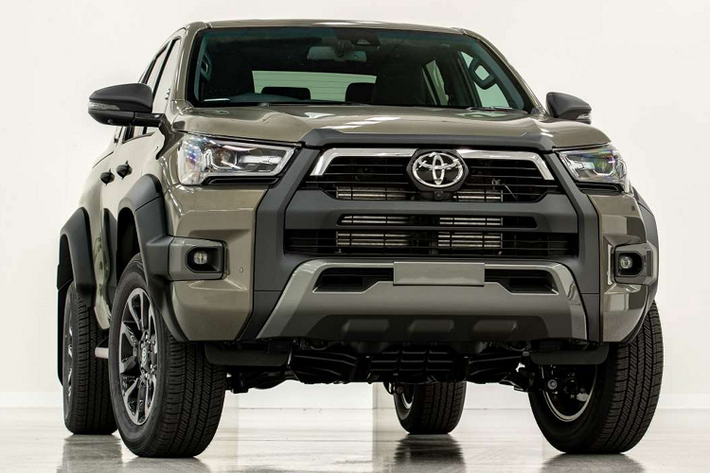 Toyota Hilux 2023 Theo nhân viên tư vấn bán hàng, Toyota Hilux sẽ là mẫu xe ôtô mới về Việt Nam năm 2023. Xe sẽ được bán vào tháng 3 năm nay. Ban đầu, hãng Toyota sẽ đưa về lô xe Hilux với 100 chiếc thuộc bản 2.4 4x2 AT có giá 852 triệu đồng. So với phiên bản cũ, Toyota Hilux 2.4 4x2 AT 2023 đắt hơn đến 178 triệu đồng nhưng được bổ sung trang bị.