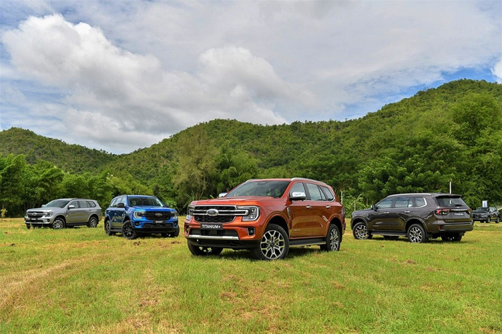 Ford Everest thế hệ mới đã chính thức trình làng ở thị trường Thái Lan vào đầu năm ngoái với 4 phiên bản, bao gồm Trend 6AT 4×2, Sport 6AT 4×2, Titanium+ 10AT 4×2 và Titanium+ 10AT 4×4. Giá bán của 4 phiên bản này ở thị trường Thái Lan dao động từ 1,334 - 1,854 triệu Baht (khoảng 891 triệu đến 1,24 tỷ đồng).
