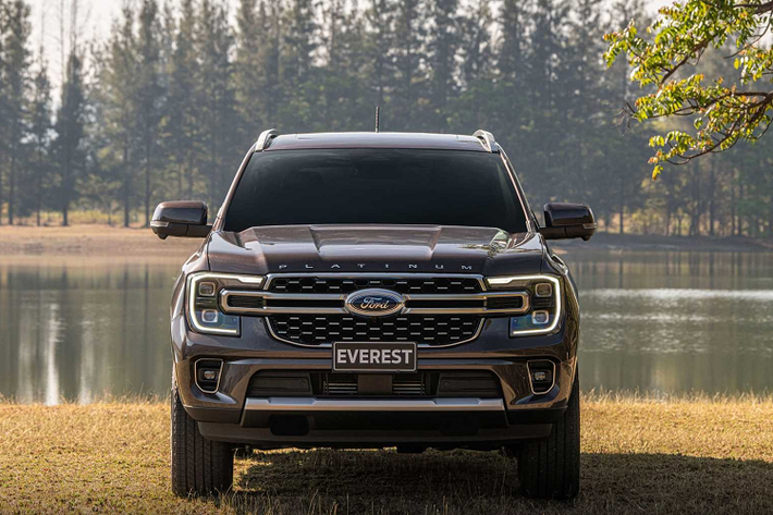 Không chỉ tiện nghi, mẫu xe SUV Ford Everest 2023 này còn có nhiều tính năng an toàn. Tuy nhiên, bản tiêu chuẩn của xe chỉ có 7 túi khí, phanh tay điện tử, hỗ trợ xuống dốc, camera lùi và hệ thống kiểm soát hành trình.Từ bản Titanium+ 4×2 10AT, xe mới được trang bị hệ thống kiểm soát hành trình thích ứng với tính năng Stop & Go