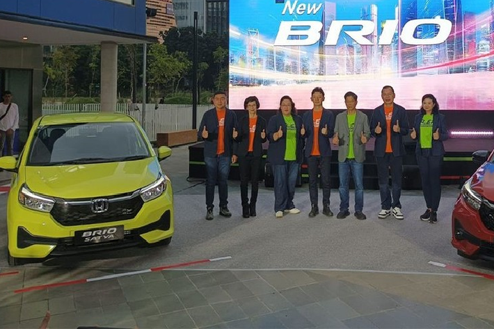 Tương tự trước đây, Honda Brio 2023 mới cũng được chia thành 2 phiên bản là Satya và RS. Trong đó, phiên bản RS có thiết kế thể thao hơn. So với phiên bản cũ, Honda Brio 2023 đã thay đổi ở một số chi tiết ngoại thất như lưới tản nhiệt rộng hơn trước và đi kèm nẹp mạ crôm nối liền với logo của hãng.
