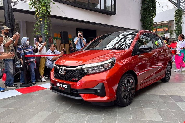 Là xe giá rẻ nên đương nhiên Honda Brio 2023 ở thị trường Indonesia không sở hữu nhiều trang bị an toàn hiện đại, chỉ có 2 túi khí trước, hệ thống chống bó cứng phanh ABS, phân phối lực phanh điện tử EBD và cảm biến đỗ xe.