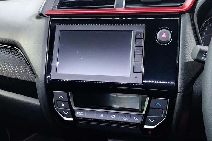 Bên trong Honda Brio 2023, thiết kế mặt táp-lô và vô lăng không có gì thay đổi. Nội thất của Honda Brio 2023 phiên bản Satya được bọc nỉ màu đen mới thay cho màu be cũ. Chất liệu nỉ bọc nội thất cũng đã thay đổi.