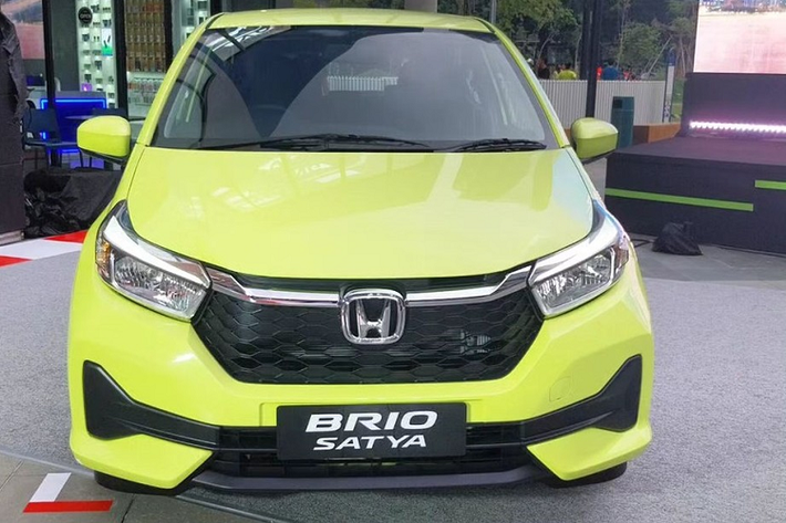 Ở phiên bản Satya, mẫu xe đô thị hạng A này được trang bị lưới tản nhiệt màu đen bóng với mắt lưới hình tổ ong. Trong khi đó, bản RS sở hữu lưới tản nhiệt với những chi tiết mạ crôm màu tối và logo màu đỏ riêng.